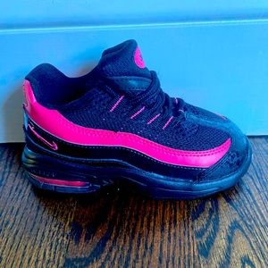 Brand new Toddler girls Nike Air max size 9c Black and pink color